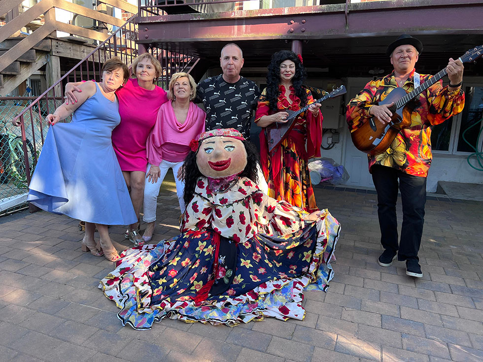 ��������� ��� "�� ��-��" ���� ���������, ����������� 19-��� ���� 2022-��� ����, ����� ��������, ������ �������, ����� �������, 06-19-2022, Sunday, June 19, 2022, Gypsy Musicians and Dancers NYC, Elina Karokhina (balalaika), Mikhail Smirnov (guitar, garmoshka, vocals), Alisa Egorova, Sheepshead Bay, Brooklyn, New York