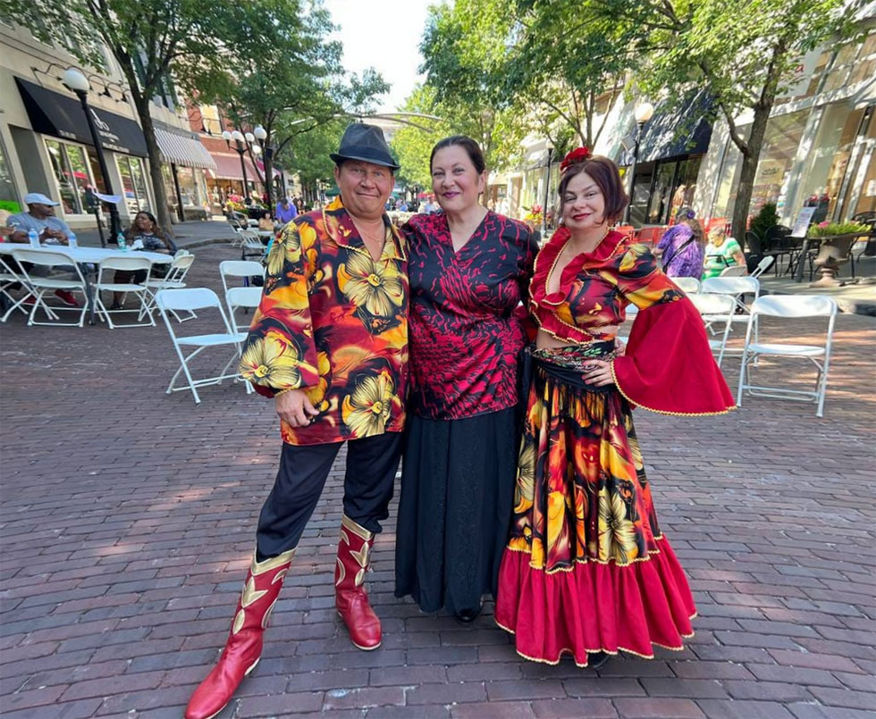 ��������� ��� � ������, ����� ��������, ������ �������, ���� ������������, �������, 14-�� ���� 2022-��� ����, 07-14-2022, Thursday July 14 2022, Gypsy Band Chicago, Elina Karokhina (balalaika), Nina Tritenichenko (bayan-accordion), Mikhail Smirnov (guitar, vocals), Oak Park, Illinois, Downtown Oak Park, Thursday Night Out